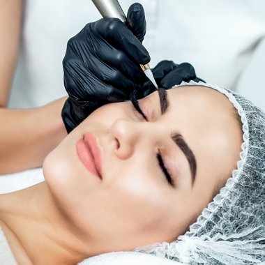 Brwi włoskowe i makijaż permanentny ust – kiedy natura potrzebuje wsparcia