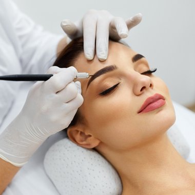 Dlaczego makijaż permanentny powstaje etapami i czemu czasem warto usunąć stare pigmentacje?