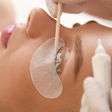 Laminacja rzęs – piękne spojrzenie przez cały rok